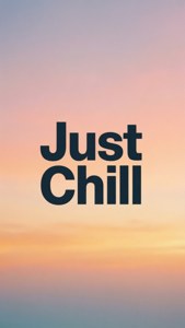 文字寫著 Just Chill 在日落漸變天空上 — 放鬆 壁紙