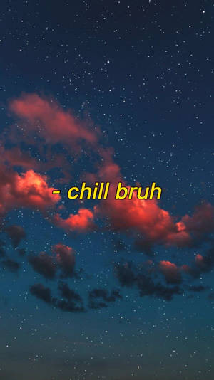 星空下的夜空，有紅色雲朵和黃色文字 chill bruh。 — 唯美雲朵動態 壁紙