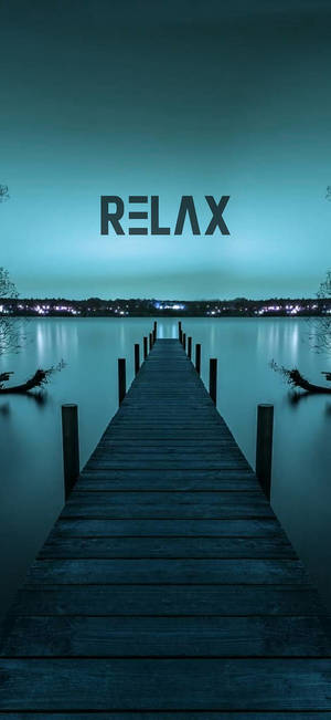 夜晚寧靜的木製碼頭，城市燈光倒映在水面上，上方有relax字樣。