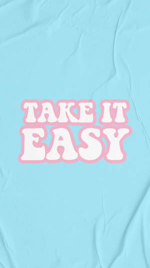 皺巴巴的藍色紙張上，粉紅色輪廓的白色文字寫著「take it easy」。