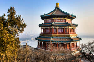 山丘上的紅綠寶塔，俯瞰湖泊和城市，夕陽西下 — 唐人街 GIF 壁紙