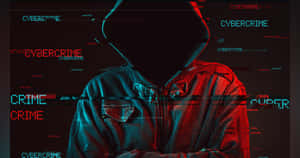 被數碼網絡犯罪文字包圍的匿名戴 hood 穿外套人物。