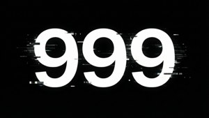 在黑色背景上帶有數碼雜訊的故障白色數字 999。