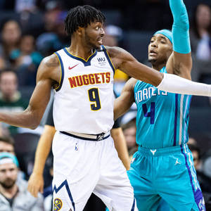 兩名NBA球員在籃球比賽中行動