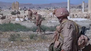 身穿沙漠裝備的士兵在瓦礫和斷裂的柱子間巡邏。 — 戰爭 壁紙