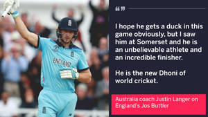 板球球員Jos Buttler身穿藍色英格蘭球衣，高舉球棒慶祝。