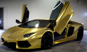 金色林寶堅尼 Aventador 在乾淨的車庫中打開車門。