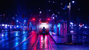 夜晚站在濕漉漉的電車軌道上，霓虹燈光在路面上反射的人。