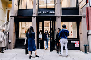 人們在 Balenciaga 零售店入口外排隊等候。
