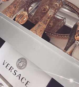 Versace奢華手袋，金色細節和珍珠，放在品牌盒中。