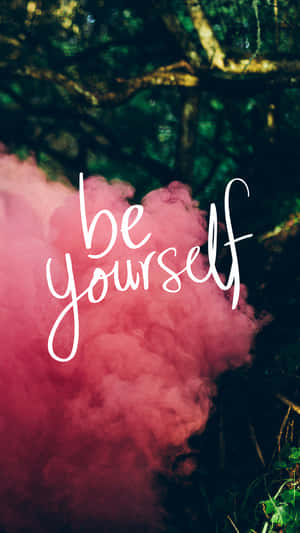 森林中的粉紅煙霧，帶有白色草書訊息「be yourself」。