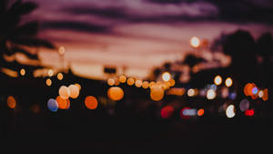 城市燈光在黃昏時模糊成發光的光球 — 星空夜 壁紙