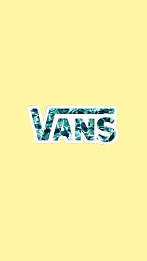 Vans 標誌在黃色背景上帶有水波紋圖案。