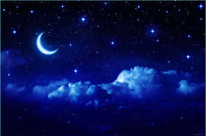 深藍色夜空中，發光雲朵之上的彎月與星星。 — 藍天 壁紙