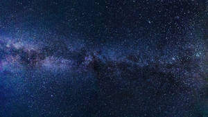 銀河系橫跨深藍色的星空。