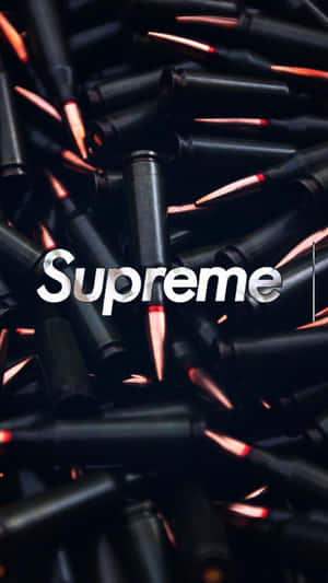 Supreme標誌覆蓋在一堆帶銅色彈頭的黑色子彈上。 — 黑幫 壁紙
