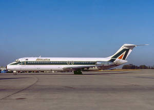 意大利航空 DC-9 飛機停在藍天下的機場停機坪上