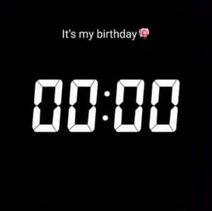 數位時鐘顯示 00:00，附有生日文字和玫瑰表情符號。