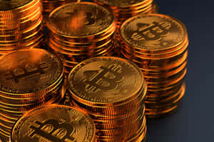 帶有浮雕符號的金色比特幣硬幣堆。 — 加密貨幣 壁紙