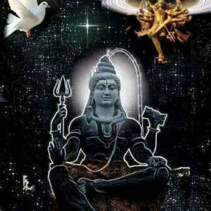 黑色石雕濕婆手持三叉戟和斧頭，周圍有星星、鴿子和金色神祇。