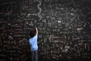 孩子在充滿科學公式的黑板上解數學方程式。