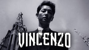 穿著西裝的男人站在哥德式大教堂前，粗體文字 VINCENZO — 火影忍者海報 壁紙