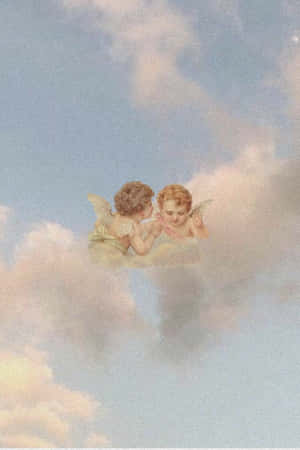 兩個天使般的身影在雲霧繚繞的天空中低語。