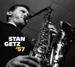 Stan Getz 演奏色士風的黑白照片，帶有 '57 文字 — 音樂 GIF 壁紙