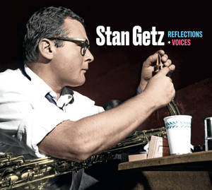 爵士音樂家 Stan Getz 將色士風吹嘴靠近桌上的杯子。 — 音樂 GIF 壁紙