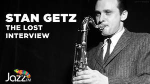 Stan Getz 在黑白照片中演奏薩克斯風，帶有文字疊加。 — 音樂 GIF 壁紙