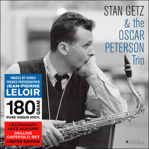 爵士音樂家 Stan Getz 在黑白工作室肖像中手持色士風。 — 音樂 GIF 壁紙
