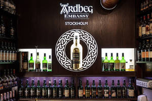 Ardbeg威士忌酒吧，帶有發光的凱爾特結和酒瓶架。