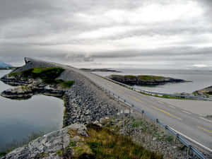 陰天之下蜿蜒穿過岩石島嶼的海岸公路