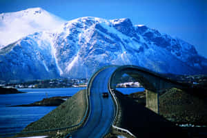 水面上彎曲的橋樑與白雪覆蓋的山脈 — 道路 壁紙