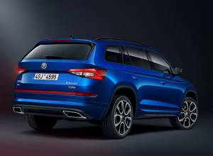 藍色斯柯達 Kodiaq RS SUV 在工作室中的後視圖，帶有紅色燈光重點。