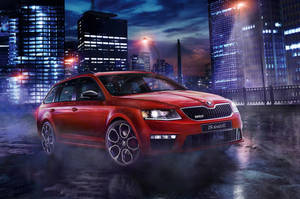 夜間濕漉漉的城市街道上閃閃發光的紅色斯柯達 Octavia RS