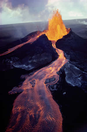 在黑暗的天空背景下，熔岩從火山流出並噴發。 — Huawei MatePad 11.5 (2026) 壁紙