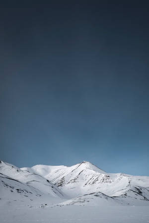 冬季晴朗藍天下的雪山山脈