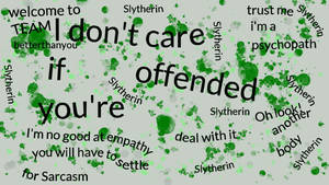 帶有綠色飛濺和短語如「I don't care」和「Slytherin」的文字拼貼