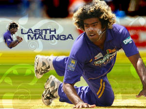 板球運動員 Lasith Malinga 在帶有圖形漩渦的綠色場地上飛撲動作。 — 巴基斯坦板球 壁紙