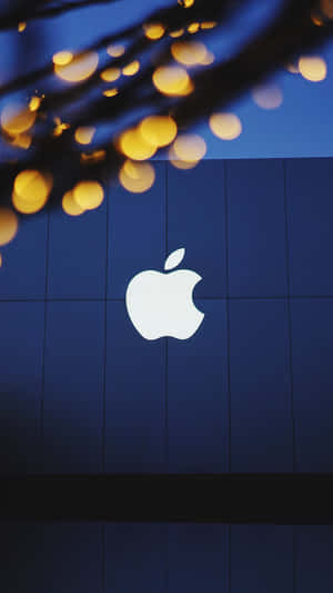 夜間Apple標誌在金色燈光背景下發光