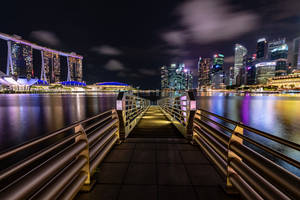 從水上燈光碼頭觀賞新加坡天際線的夜景 — 夜晚 GIF 壁紙
