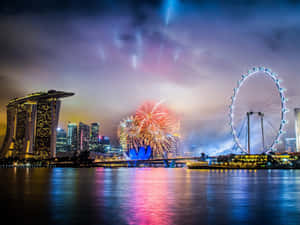 煙花在新加坡標誌性的天際線和海濱上空夜間綻放。