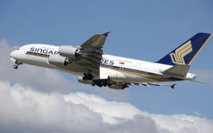新加坡航空A380飛機穿過雲層下降