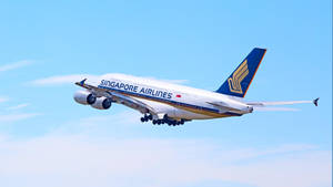 新加坡航空A380飛機在藍天下飛行，起落架伸出。