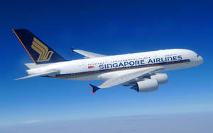 新加坡航空A380在藍天白雲中高空飛行