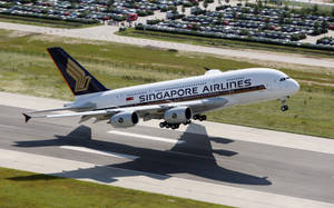 新加坡航空空中巴士A380在日落時從跑道起飛