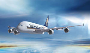 新加坡航空A380在雲層上方飛行，帶有彩虹光芒