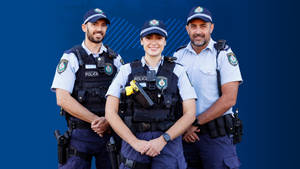 三名身穿制服的警務人員對著鏡頭微笑