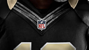 黑色和金色的NFL美式足球球衣特寫。